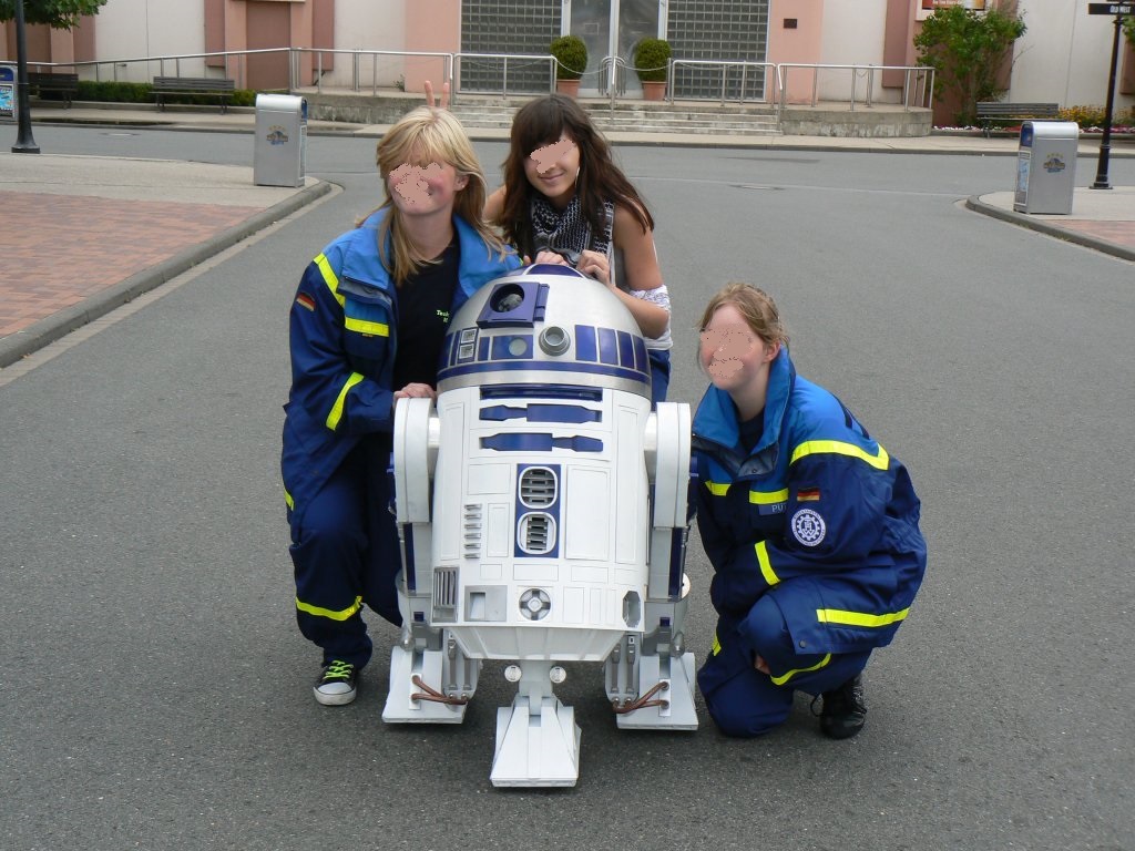 Three girls with R2
