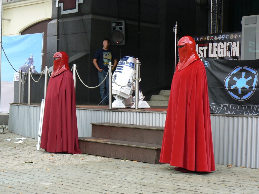 R2 framed by two Royal Guards