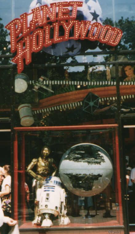R2-D2 at Planet Hollywood, Paris